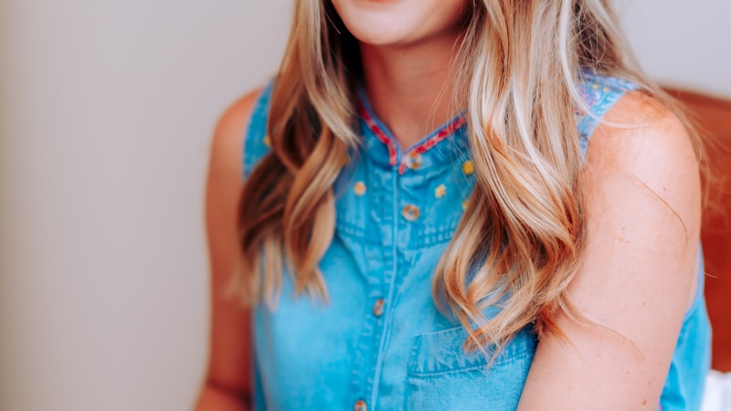 2018年世界杯决赛法国队庆祝胜利，球员们拥抱在一起